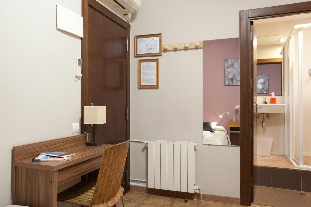 Pension Mariluz Barcelona Room photo