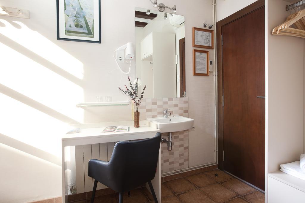 Pension Mariluz Barcelona Room photo