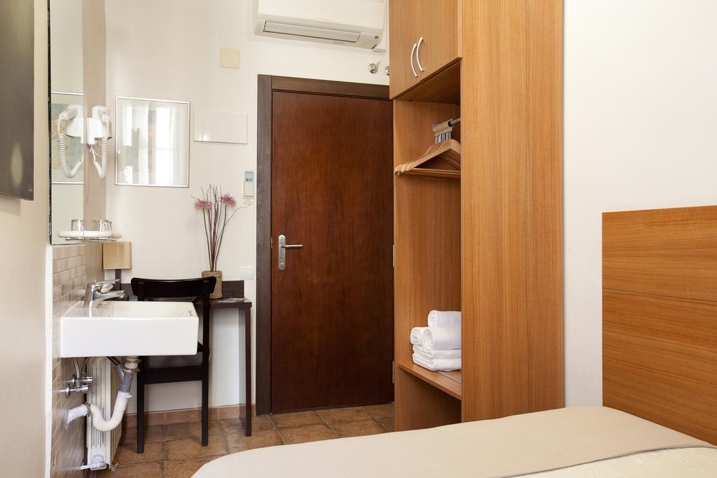 Pension Mariluz Barcelona Room photo