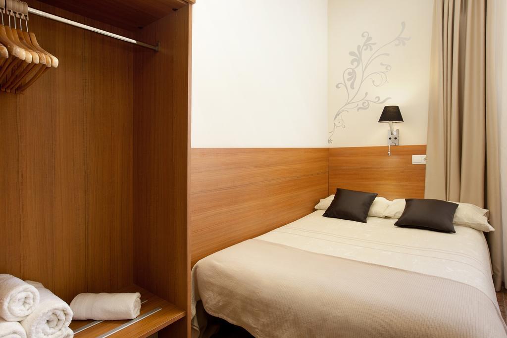 Pension Mariluz Barcelona Room photo