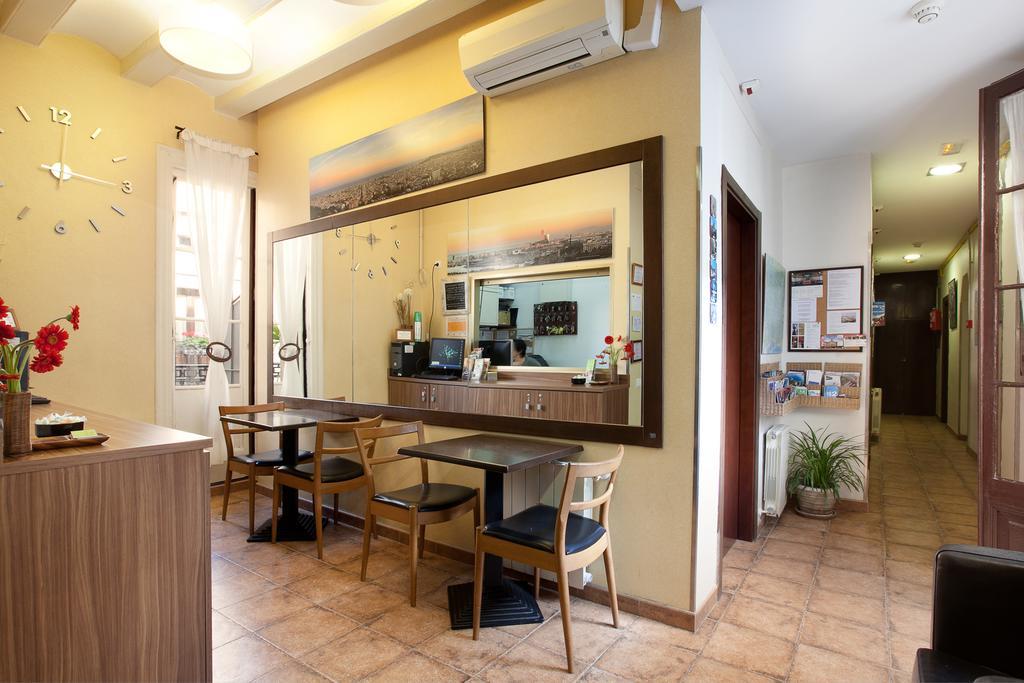 Pension Mariluz Barcelona Exterior photo