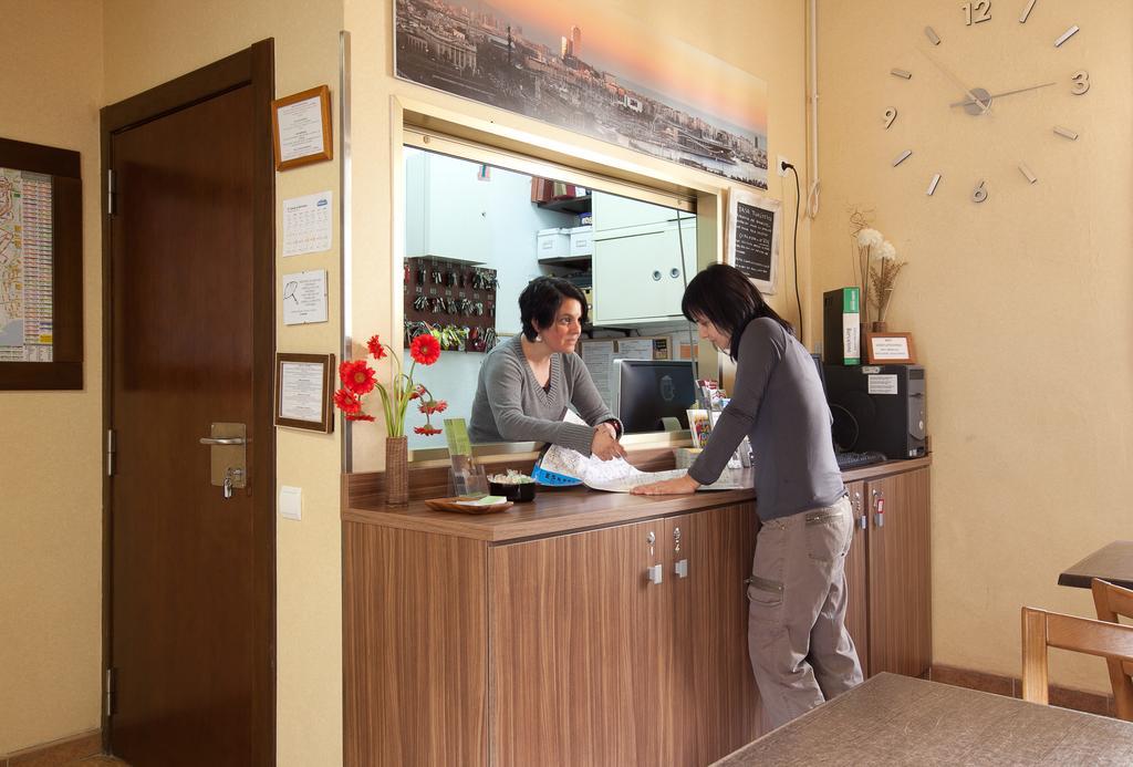 Pension Mariluz Barcelona Exterior photo