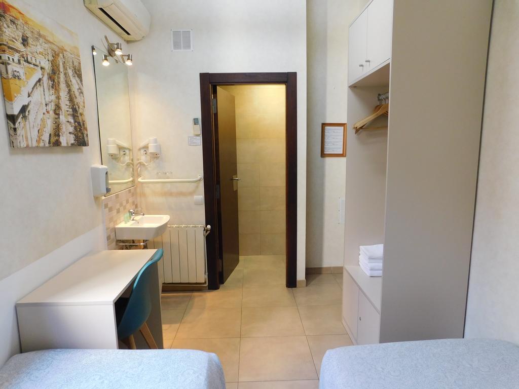 Pension Mariluz Barcelona Exterior photo