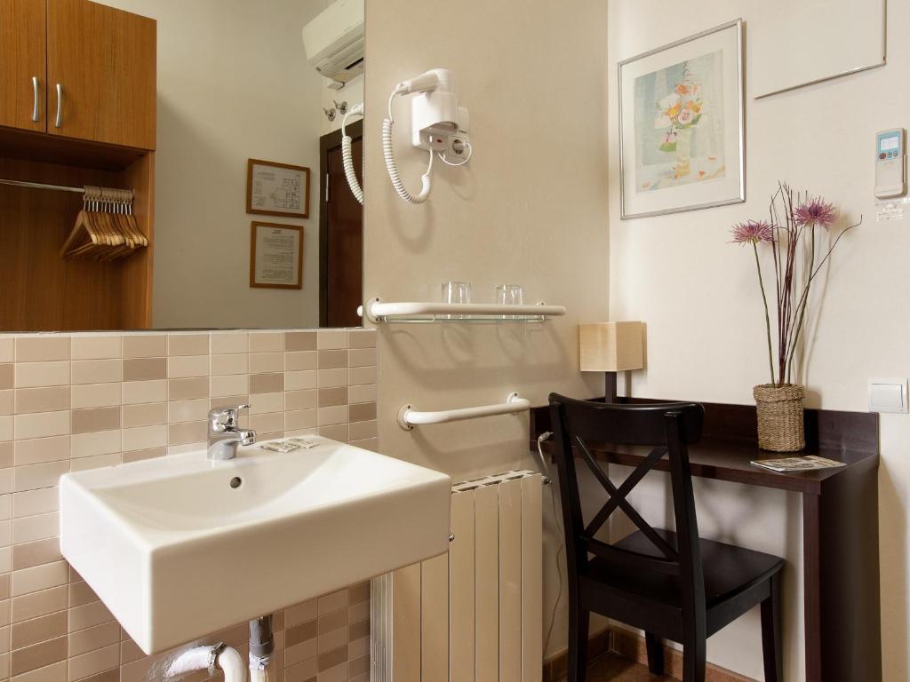 Pension Mariluz Barcelona Room photo