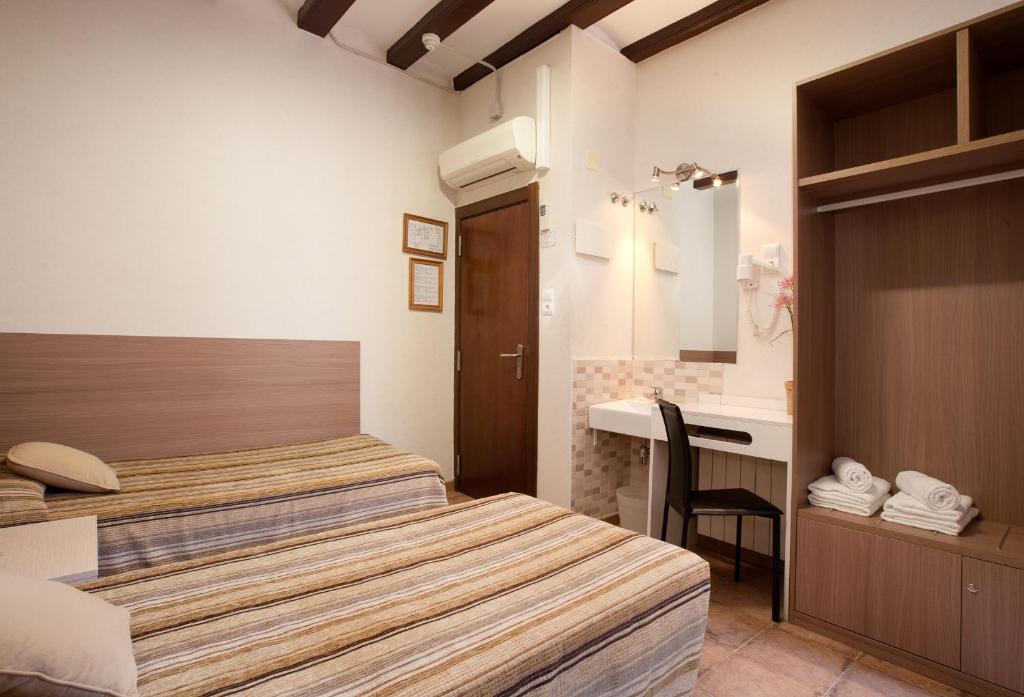 Pension Mariluz Barcelona Room photo