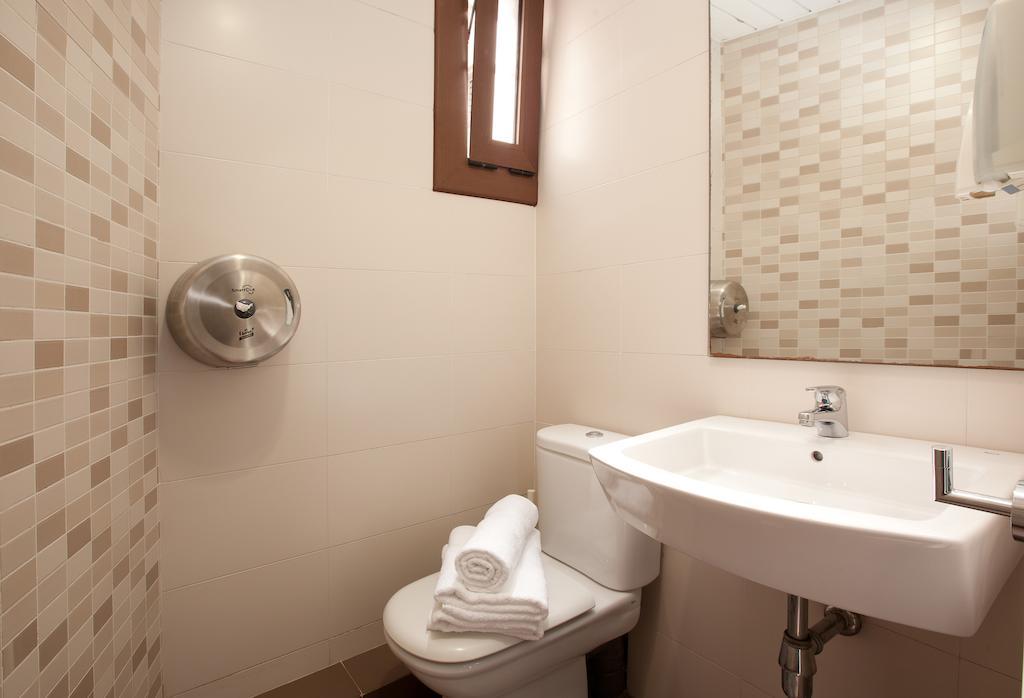 Pension Mariluz Barcelona Exterior photo
