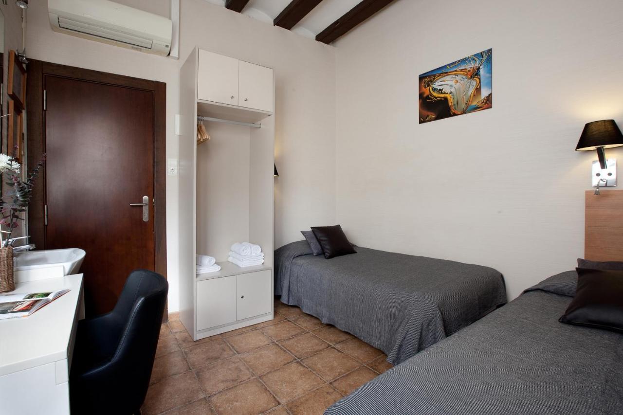 Pension Mariluz Barcelona Exterior photo